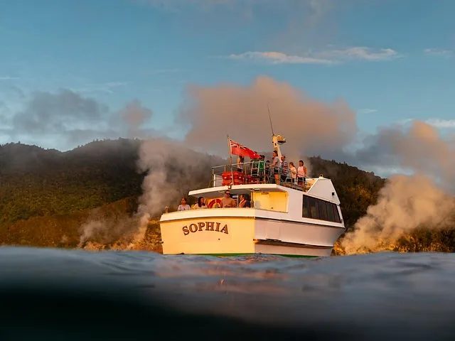 Pasajeros en un barco llamado SOPHIA con vapor geotérmico de fondo